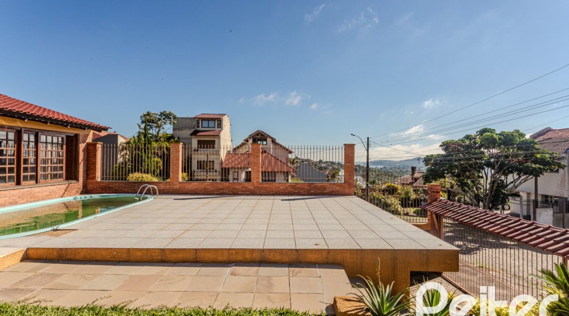Casa à venda com 302m², 3 dormitórios, 1 suíte, 2 vagas, no bairro Espírito Santo em Porto Alegre
