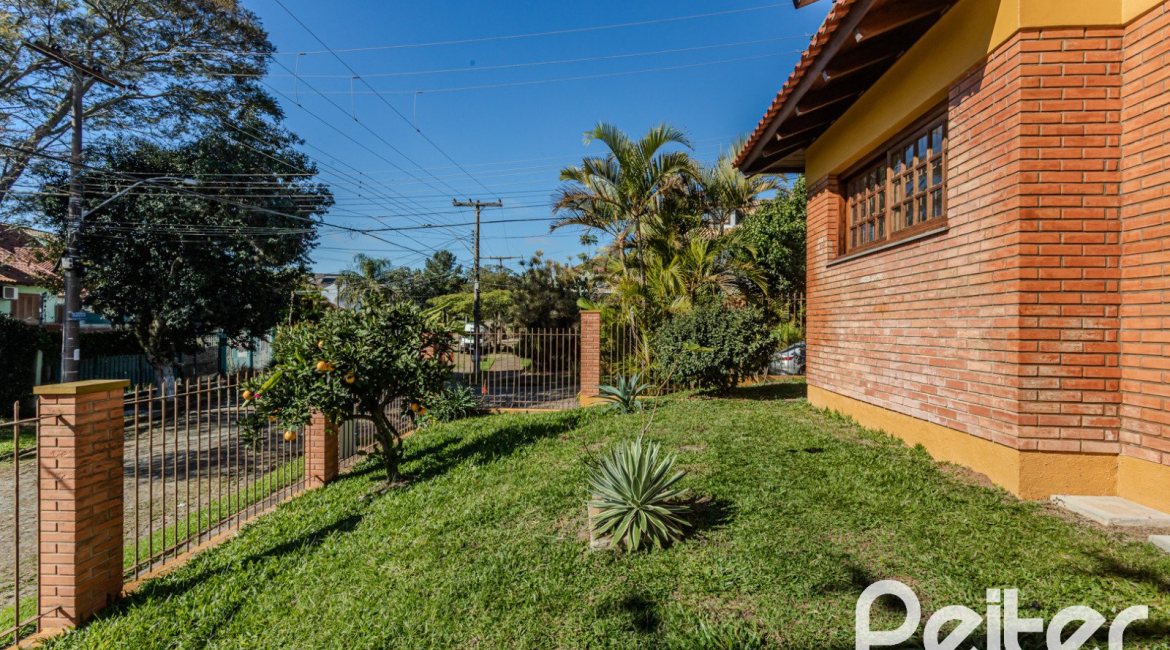 Casa à venda com 302m², 3 dormitórios, 1 suíte, 2 vagas, no bairro Espírito Santo em Porto Alegre
