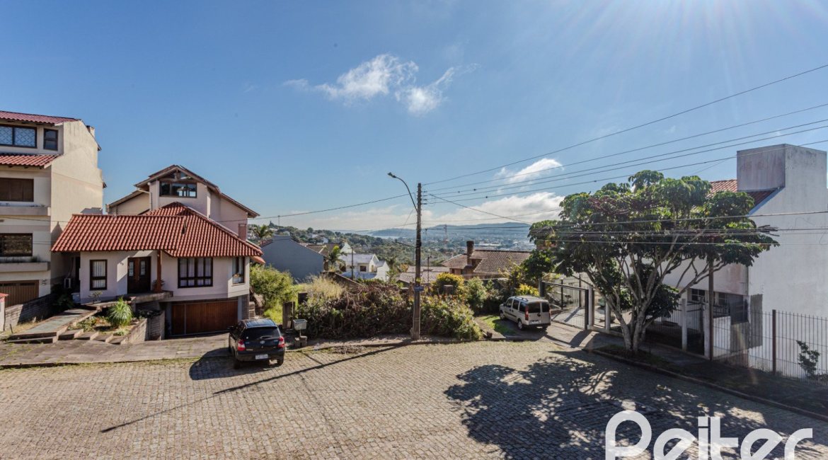 Casa à venda com 302m², 3 dormitórios, 1 suíte, 2 vagas, no bairro Espírito Santo em Porto Alegre