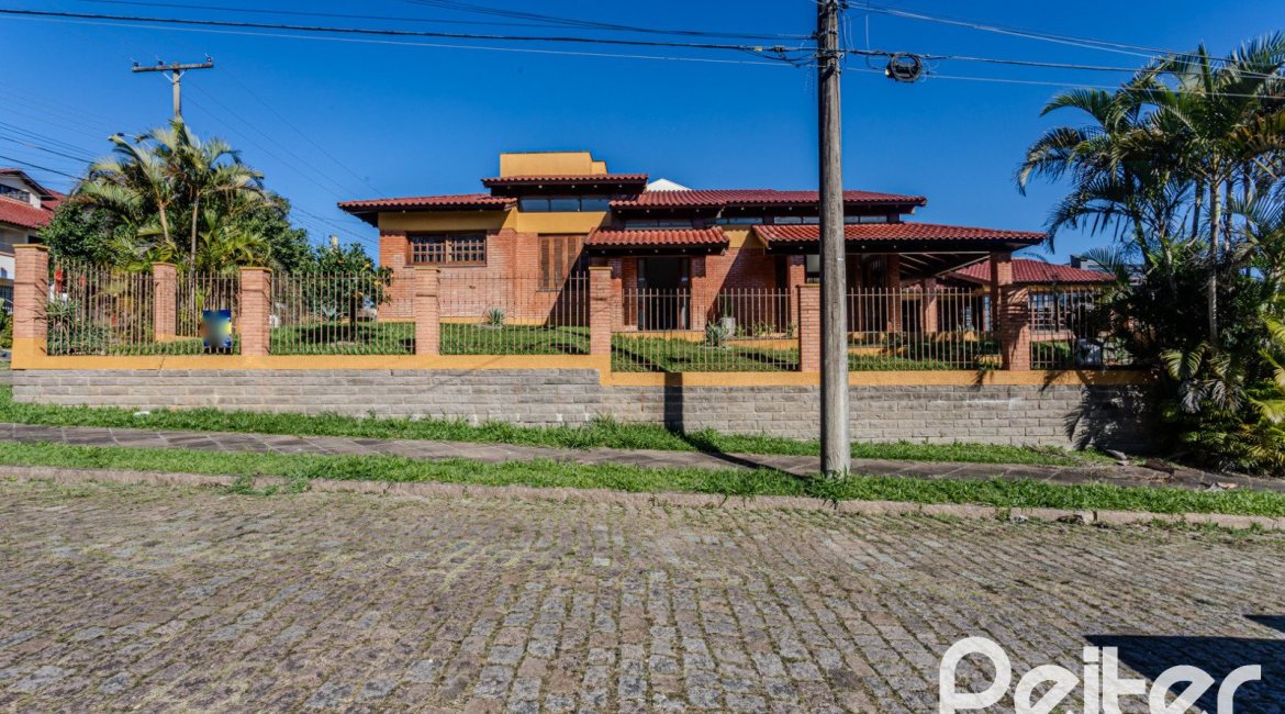 Casa à venda com 302m², 3 dormitórios, 1 suíte, 2 vagas, no bairro Espírito Santo em Porto Alegre