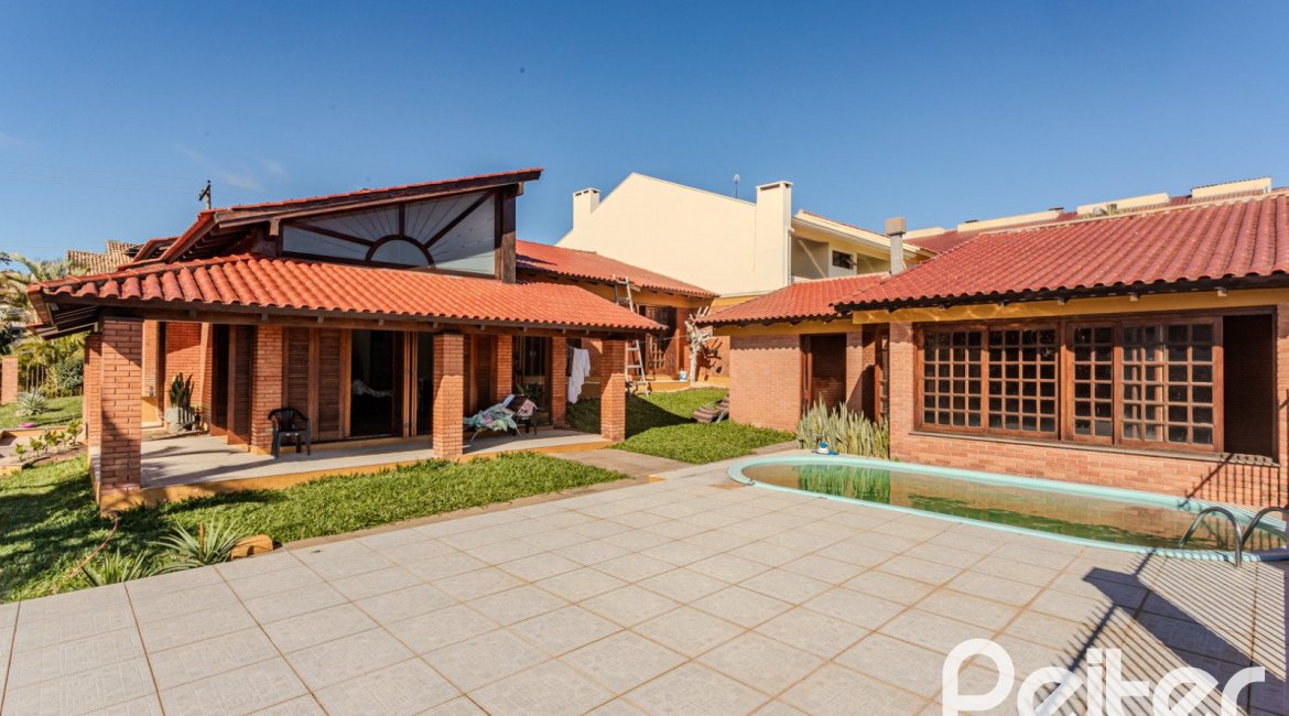 Casa à venda com 302m², 3 dormitórios, 1 suíte, 2 vagas, no bairro Espírito Santo em Porto Alegre