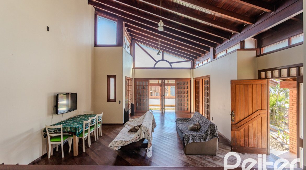 Casa à venda com 302m², 3 dormitórios, 1 suíte, 2 vagas, no bairro Espírito Santo em Porto Alegre