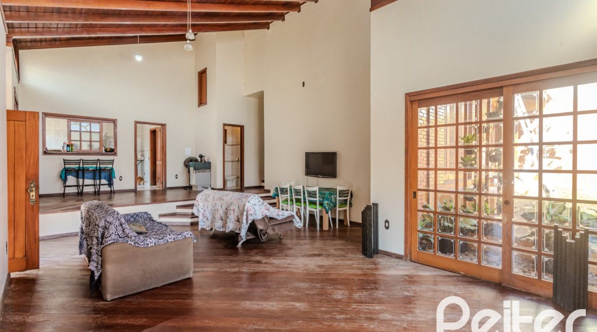 Casa à venda com 302m², 3 dormitórios, 1 suíte, 2 vagas, no bairro Espírito Santo em Porto Alegre