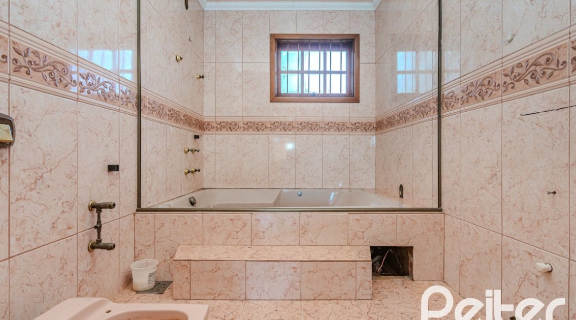 Casa à venda com 302m², 3 dormitórios, 1 suíte, 2 vagas, no bairro Espírito Santo em Porto Alegre