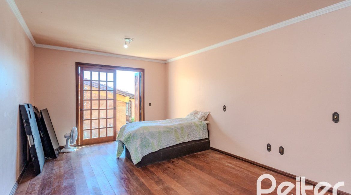 Casa à venda com 302m², 3 dormitórios, 1 suíte, 2 vagas, no bairro Espírito Santo em Porto Alegre
