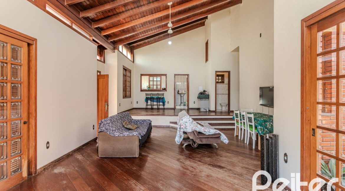 Casa à venda com 302m², 3 dormitórios, 1 suíte, 2 vagas, no bairro Espírito Santo em Porto Alegre