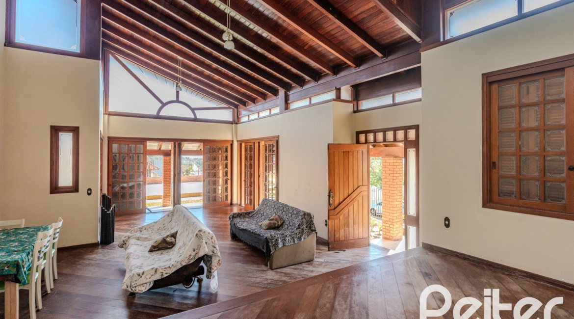 Casa à venda com 302m², 3 dormitórios, 1 suíte, 2 vagas, no bairro Espírito Santo em Porto Alegre