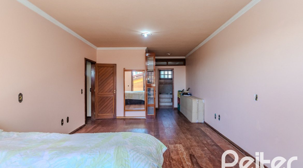 Casa à venda com 302m², 3 dormitórios, 1 suíte, 2 vagas, no bairro Espírito Santo em Porto Alegre