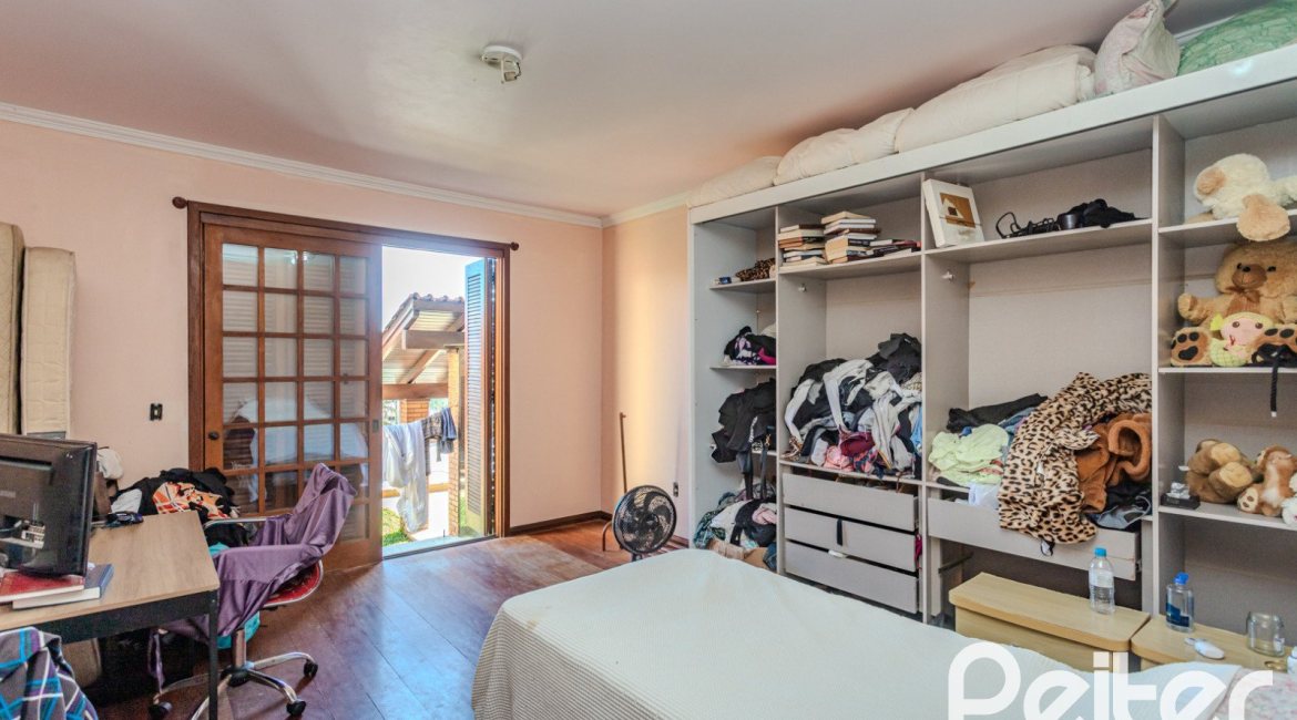 Casa à venda com 302m², 3 dormitórios, 1 suíte, 2 vagas, no bairro Espírito Santo em Porto Alegre