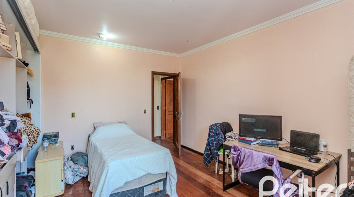 Casa à venda com 302m², 3 dormitórios, 1 suíte, 2 vagas, no bairro Espírito Santo em Porto Alegre