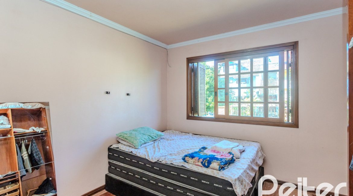 Casa à venda com 302m², 3 dormitórios, 1 suíte, 2 vagas, no bairro Espírito Santo em Porto Alegre