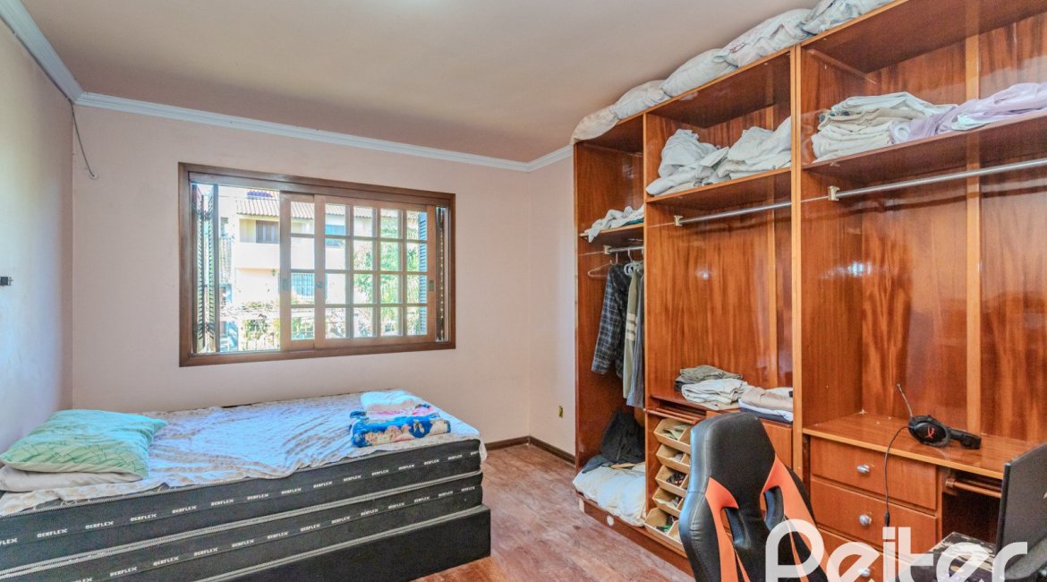 Casa à venda com 302m², 3 dormitórios, 1 suíte, 2 vagas, no bairro Espírito Santo em Porto Alegre