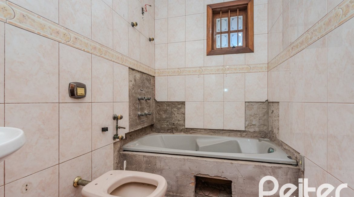 Casa à venda com 302m², 3 dormitórios, 1 suíte, 2 vagas, no bairro Espírito Santo em Porto Alegre