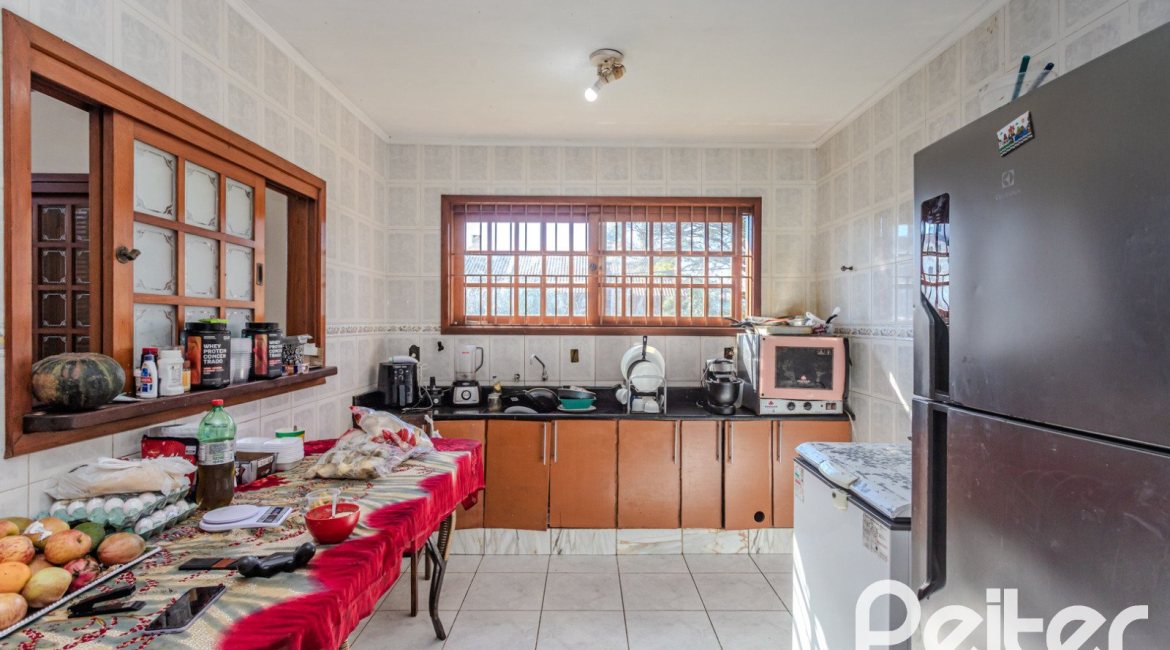 Casa à venda com 302m², 3 dormitórios, 1 suíte, 2 vagas, no bairro Espírito Santo em Porto Alegre