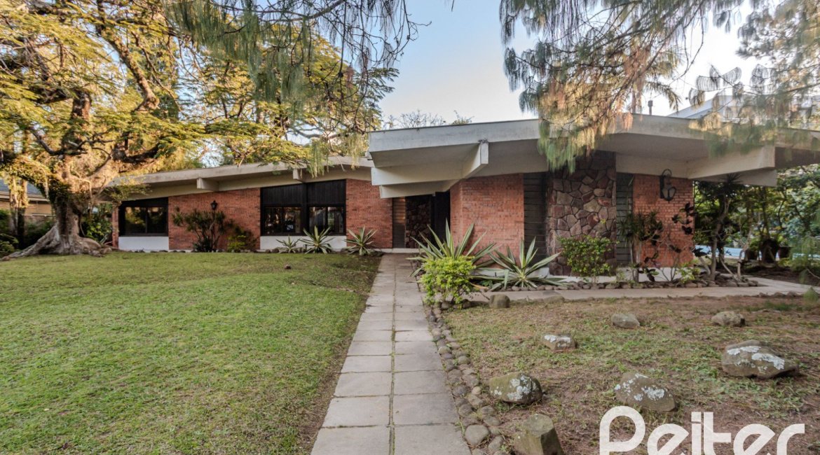 Casa à venda com 324m², 4 dormitórios, 1 suíte, 14 vagas, no bairro Vila Assunção em Porto Alegre