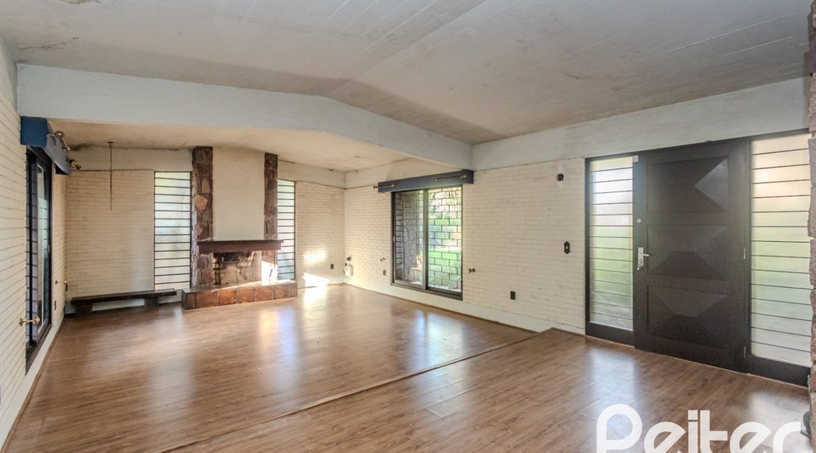Casa à venda com 324m², 4 dormitórios, 1 suíte, 14 vagas, no bairro Vila Assunção em Porto Alegre