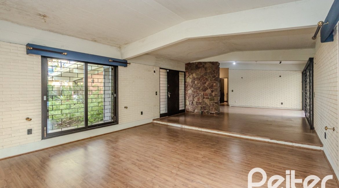 Casa à venda com 324m², 4 dormitórios, 1 suíte, 14 vagas, no bairro Vila Assunção em Porto Alegre