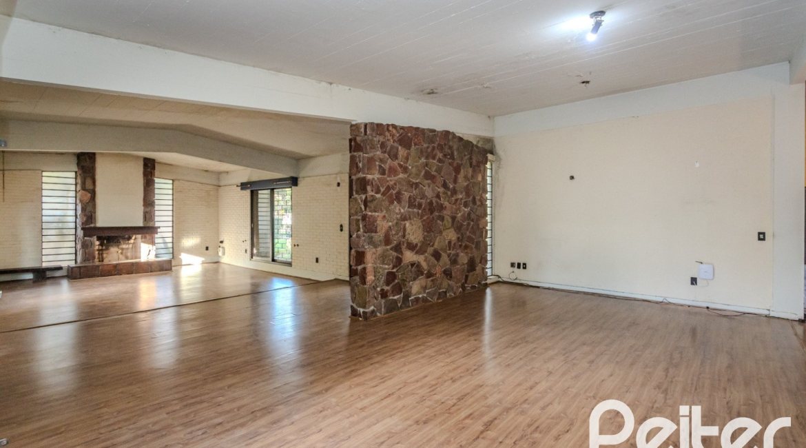 Casa à venda com 324m², 4 dormitórios, 1 suíte, 14 vagas, no bairro Vila Assunção em Porto Alegre