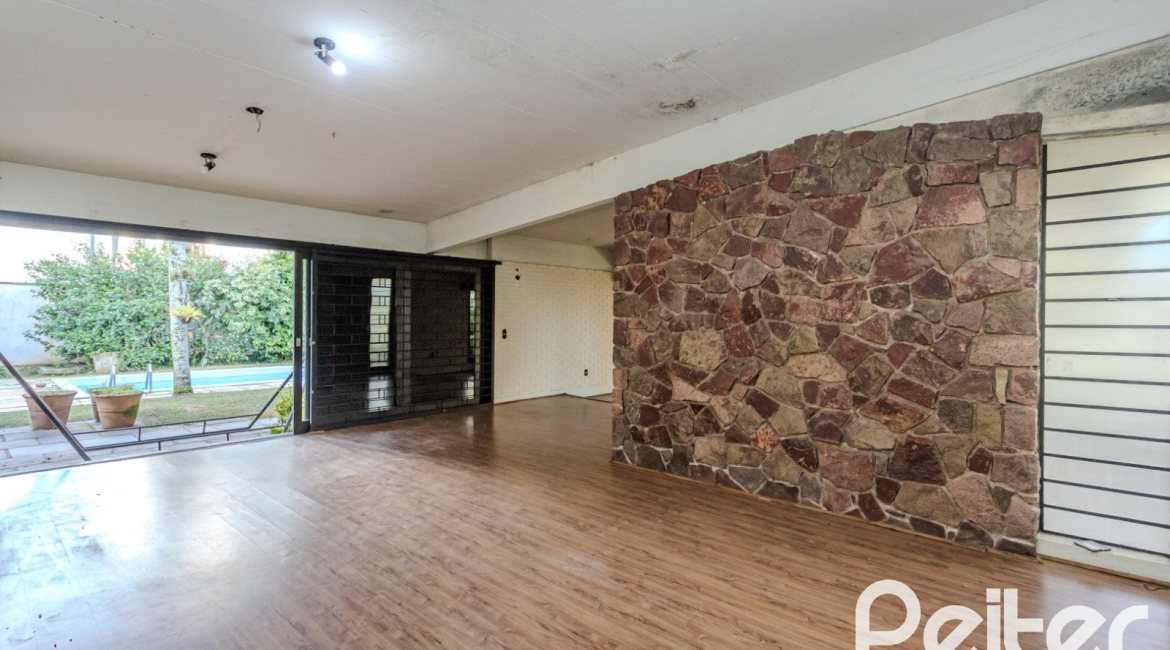 Casa à venda com 324m², 4 dormitórios, 1 suíte, 14 vagas, no bairro Vila Assunção em Porto Alegre