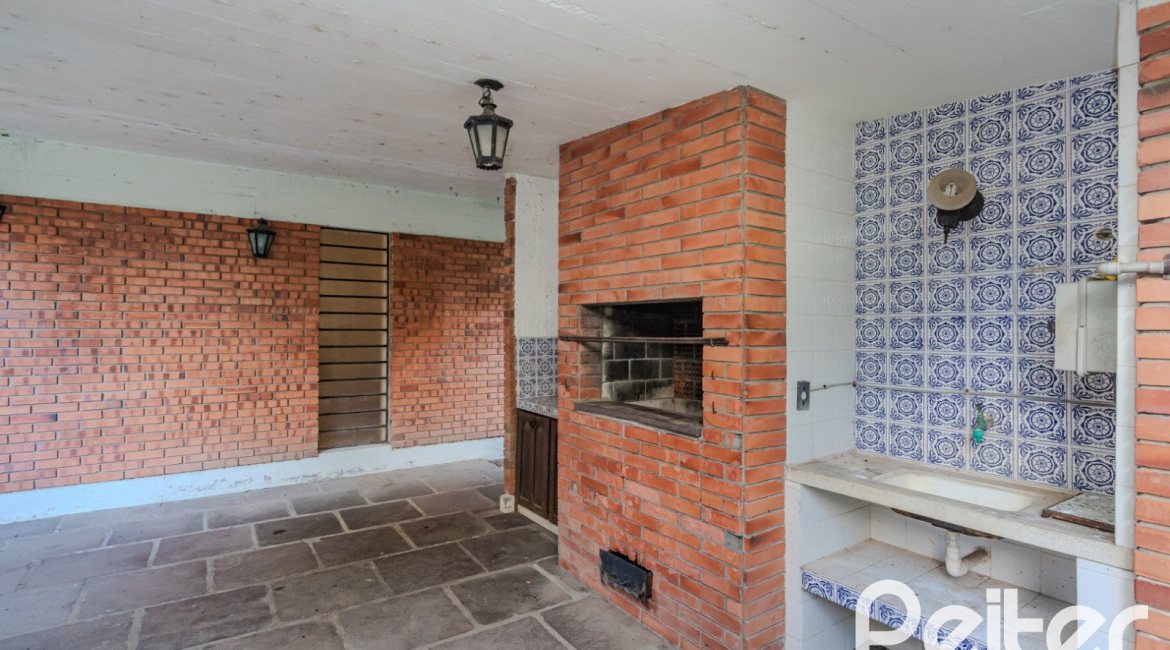 Casa à venda com 324m², 4 dormitórios, 1 suíte, 14 vagas, no bairro Vila Assunção em Porto Alegre
