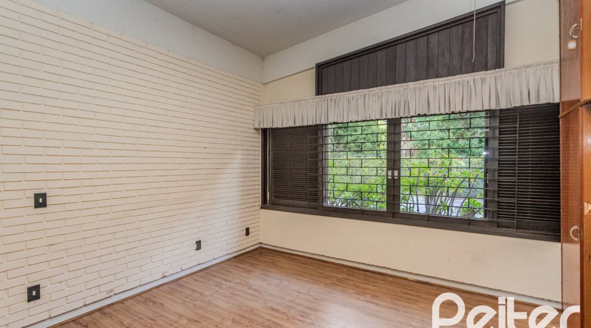 Casa à venda com 324m², 4 dormitórios, 1 suíte, 14 vagas, no bairro Vila Assunção em Porto Alegre