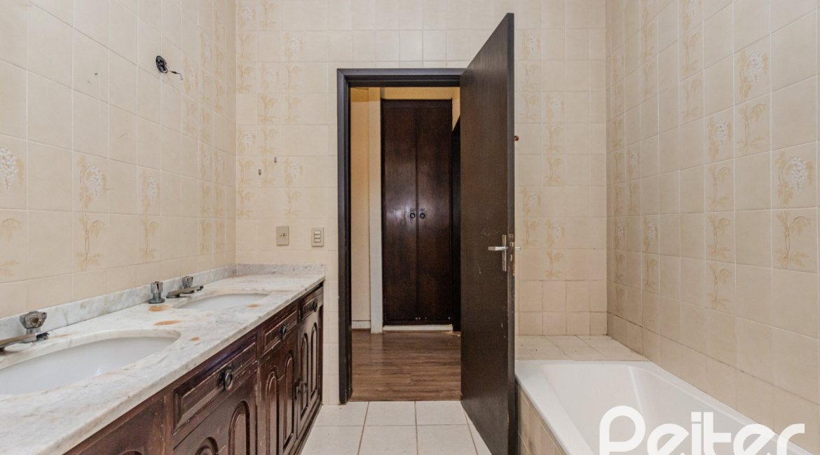 Casa à venda com 324m², 4 dormitórios, 1 suíte, 14 vagas, no bairro Vila Assunção em Porto Alegre