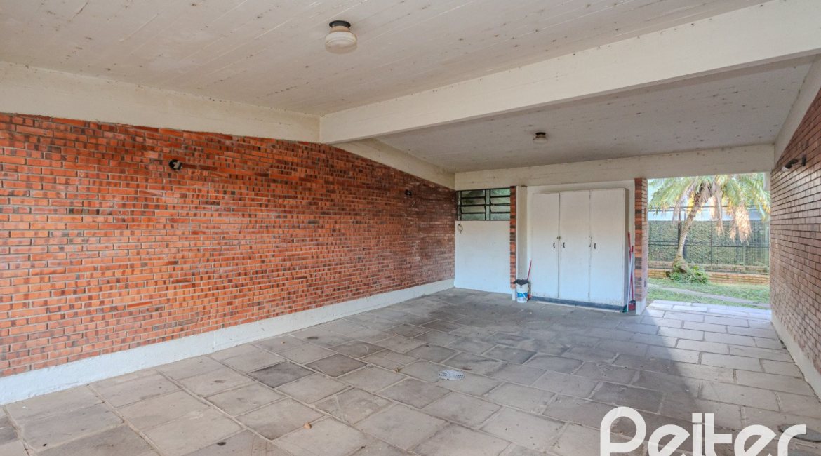 Casa à venda com 324m², 4 dormitórios, 1 suíte, 14 vagas, no bairro Vila Assunção em Porto Alegre
