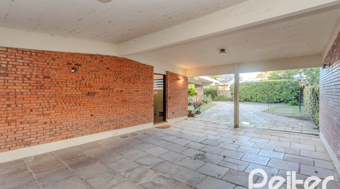 Casa à venda com 324m², 4 dormitórios, 1 suíte, 14 vagas, no bairro Vila Assunção em Porto Alegre