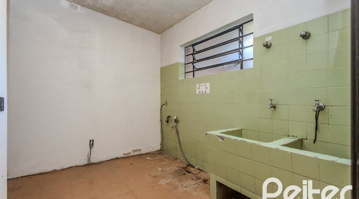 Casa à venda com 324m², 4 dormitórios, 1 suíte, 14 vagas, no bairro Vila Assunção em Porto Alegre