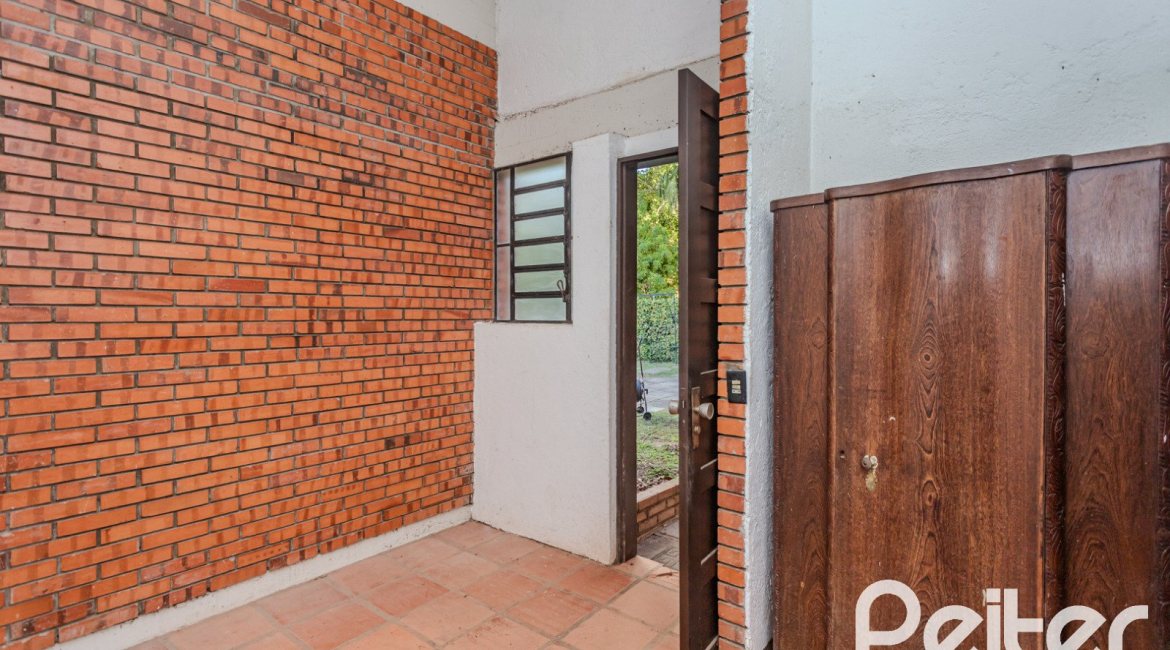 Casa à venda com 324m², 4 dormitórios, 1 suíte, 14 vagas, no bairro Vila Assunção em Porto Alegre