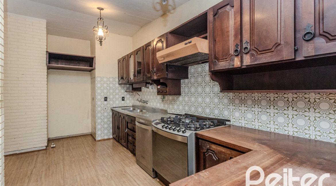 Casa à venda com 324m², 4 dormitórios, 1 suíte, 14 vagas, no bairro Vila Assunção em Porto Alegre