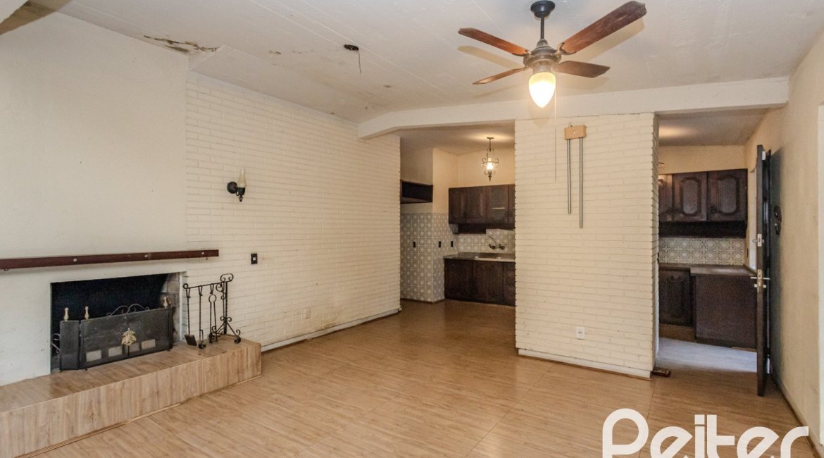 Casa à venda com 324m², 4 dormitórios, 1 suíte, 14 vagas, no bairro Vila Assunção em Porto Alegre