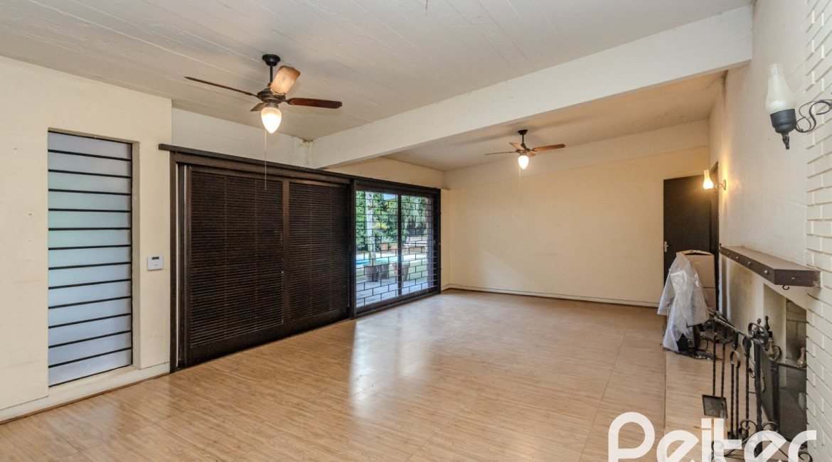 Casa à venda com 324m², 4 dormitórios, 1 suíte, 14 vagas, no bairro Vila Assunção em Porto Alegre