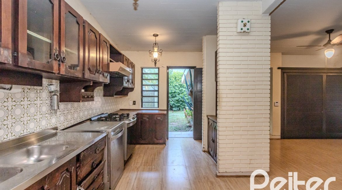 Casa à venda com 324m², 4 dormitórios, 1 suíte, 14 vagas, no bairro Vila Assunção em Porto Alegre