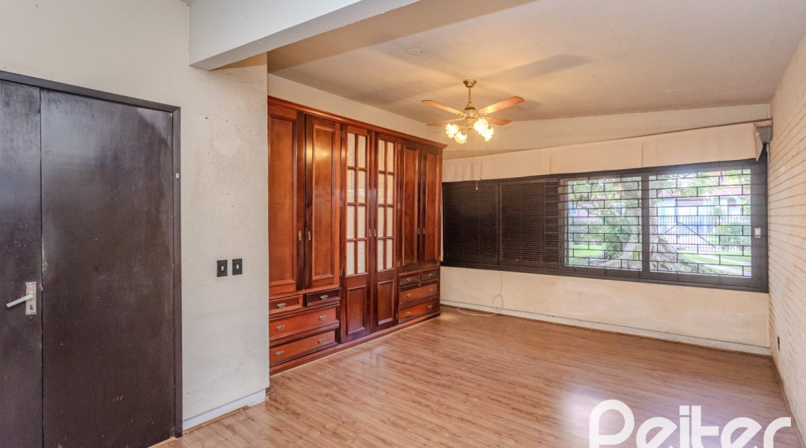 Casa à venda com 324m², 4 dormitórios, 1 suíte, 14 vagas, no bairro Vila Assunção em Porto Alegre