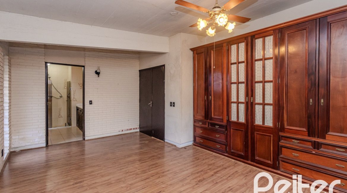 Casa à venda com 324m², 4 dormitórios, 1 suíte, 14 vagas, no bairro Vila Assunção em Porto Alegre