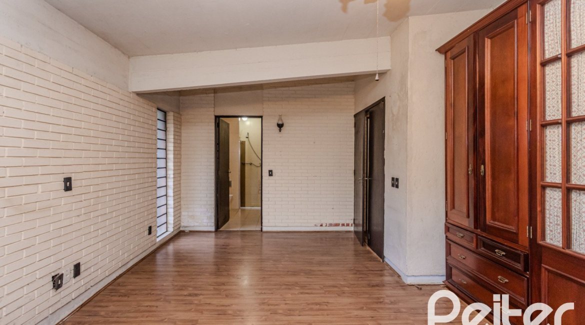 Casa à venda com 324m², 4 dormitórios, 1 suíte, 14 vagas, no bairro Vila Assunção em Porto Alegre