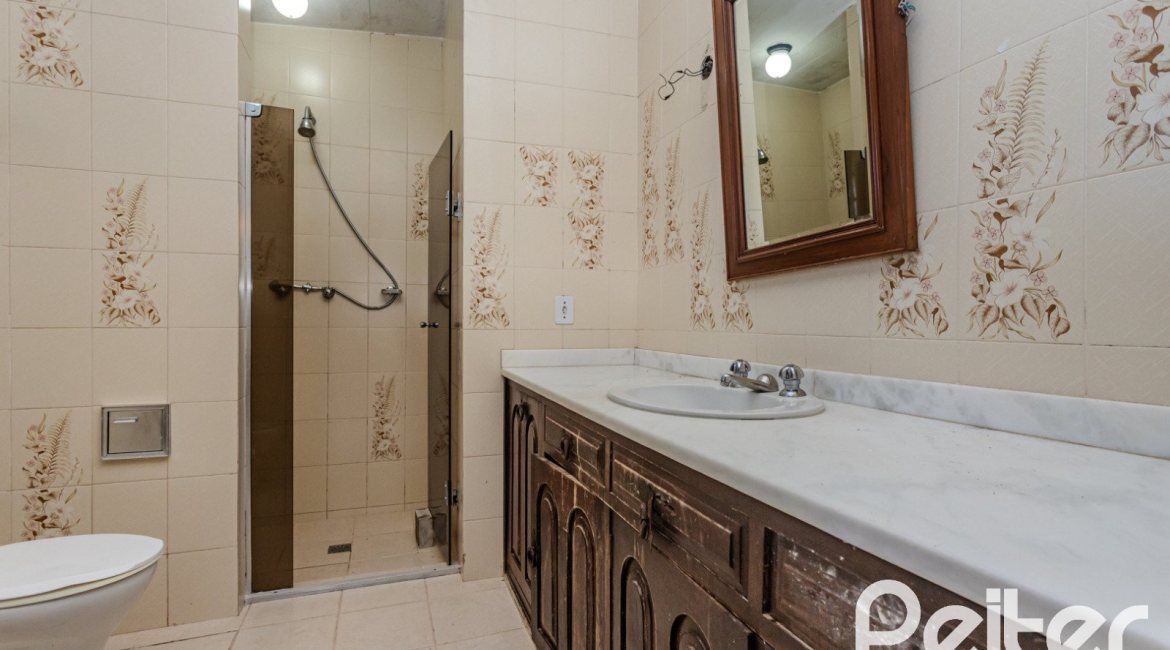 Casa à venda com 324m², 4 dormitórios, 1 suíte, 14 vagas, no bairro Vila Assunção em Porto Alegre