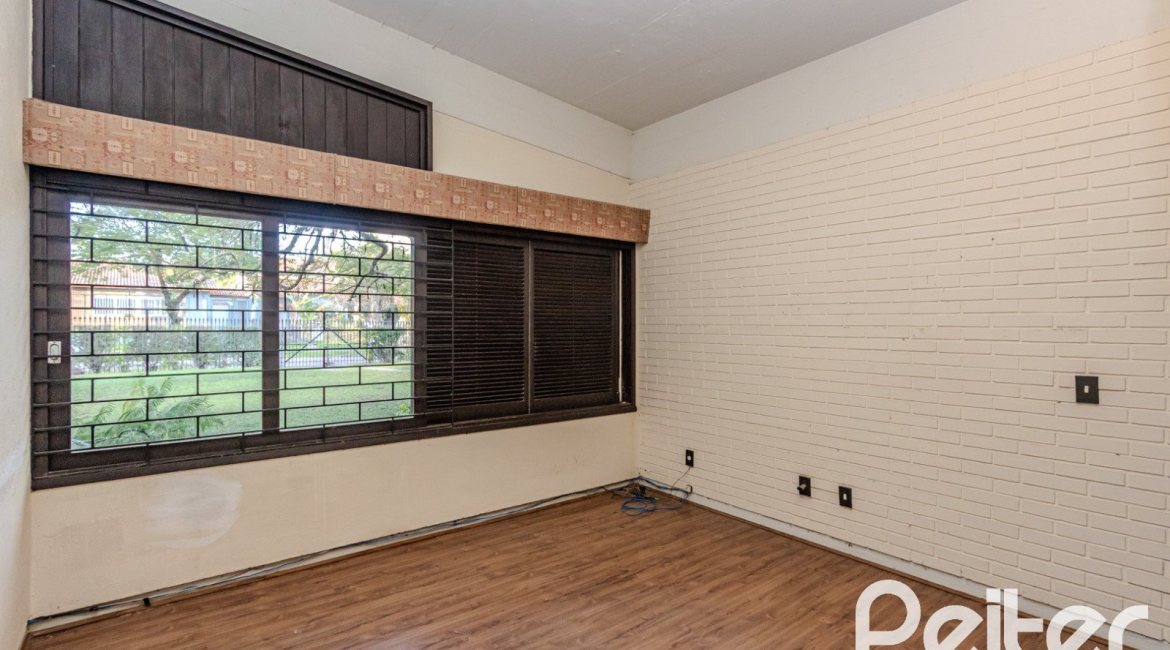 Casa à venda com 324m², 4 dormitórios, 1 suíte, 14 vagas, no bairro Vila Assunção em Porto Alegre