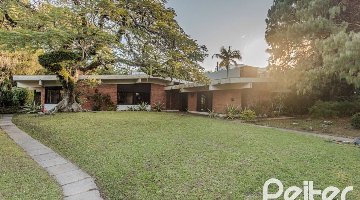 Casa à venda com 324m², 4 dormitórios, 1 suíte, 14 vagas, no bairro Vila Assunção em Porto Alegre