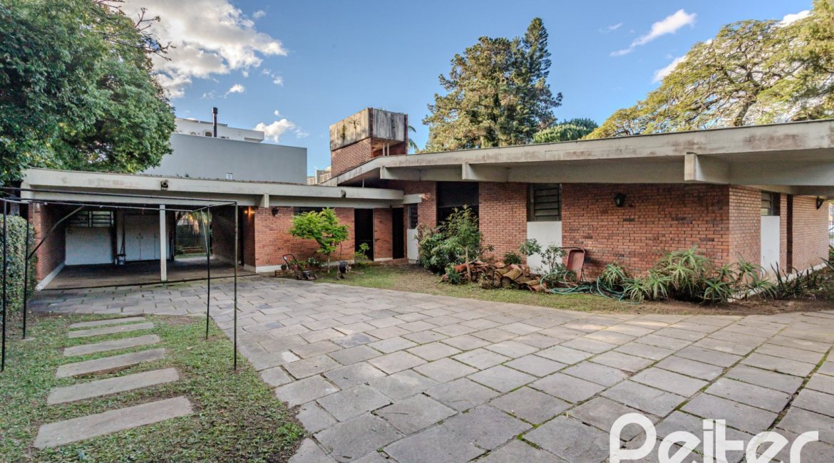 Casa à venda com 324m², 4 dormitórios, 1 suíte, 14 vagas, no bairro Vila Assunção em Porto Alegre