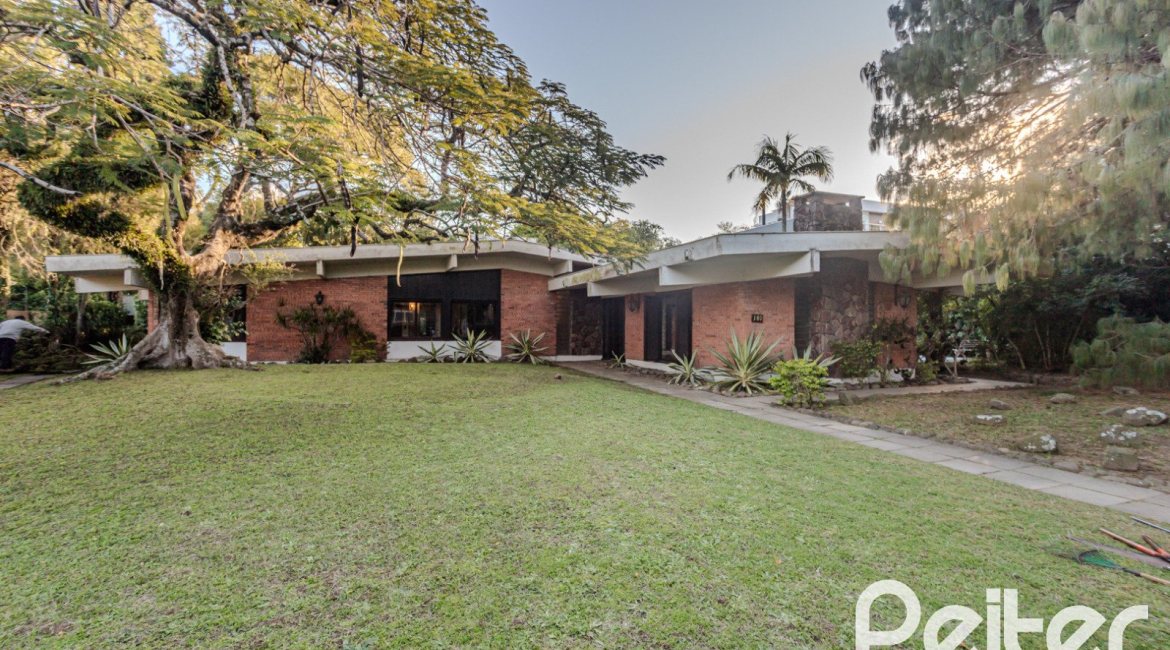 Casa à venda com 324m², 4 dormitórios, 1 suíte, 14 vagas, no bairro Vila Assunção em Porto Alegre