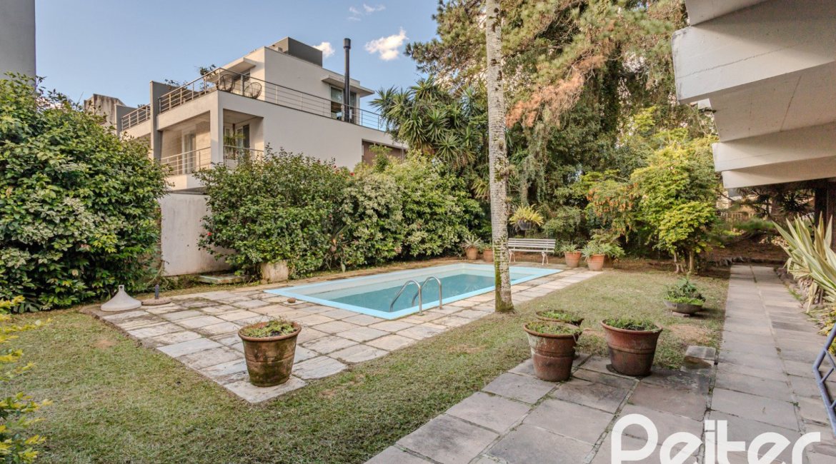 Casa à venda com 324m², 4 dormitórios, 1 suíte, 14 vagas, no bairro Vila Assunção em Porto Alegre