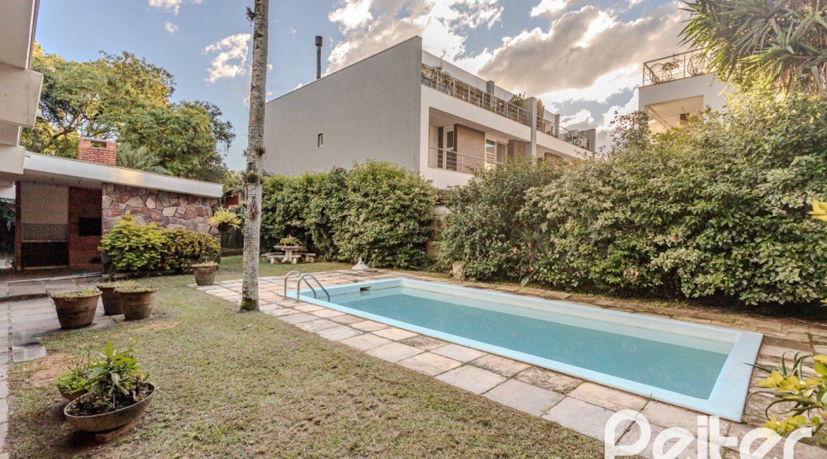 Casa à venda com 324m², 4 dormitórios, 1 suíte, 14 vagas, no bairro Vila Assunção em Porto Alegre