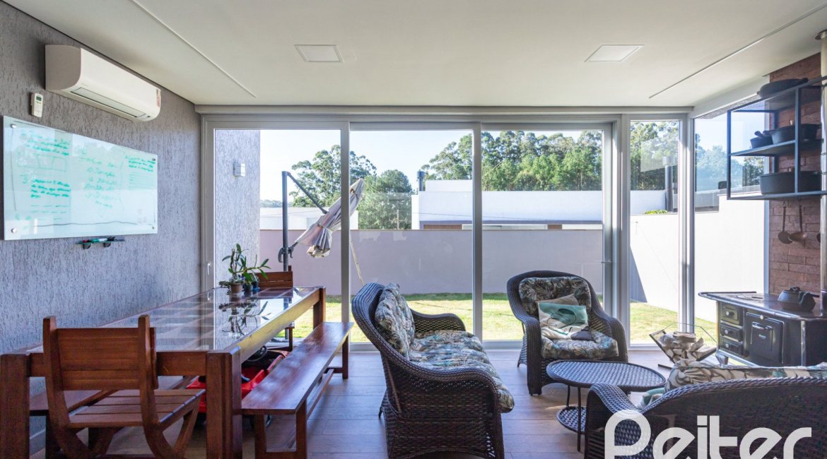 Casa em Condomínio à venda com 230m², 3 dormitórios, 3 suítes, 4 vagas, no bairro Alphaville em PORTO ALEGRE
