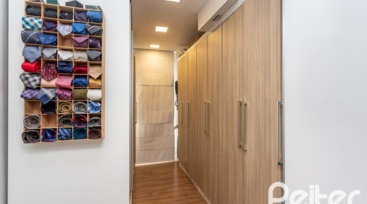 Casa em Condomínio à venda com 230m², 3 dormitórios, 3 suítes, 4 vagas, no bairro Alphaville em PORTO ALEGRE