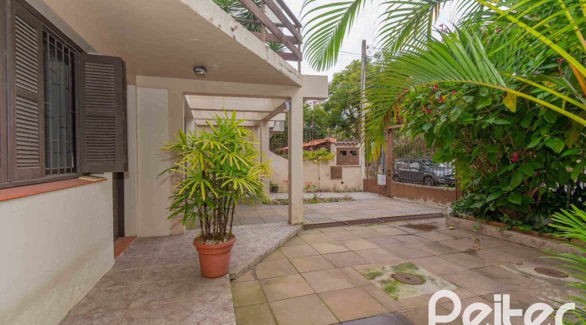 Casa à venda com 241m², 5 dormitórios, 2 suítes, 3 vagas, no bairro Tristeza em Porto Alegre