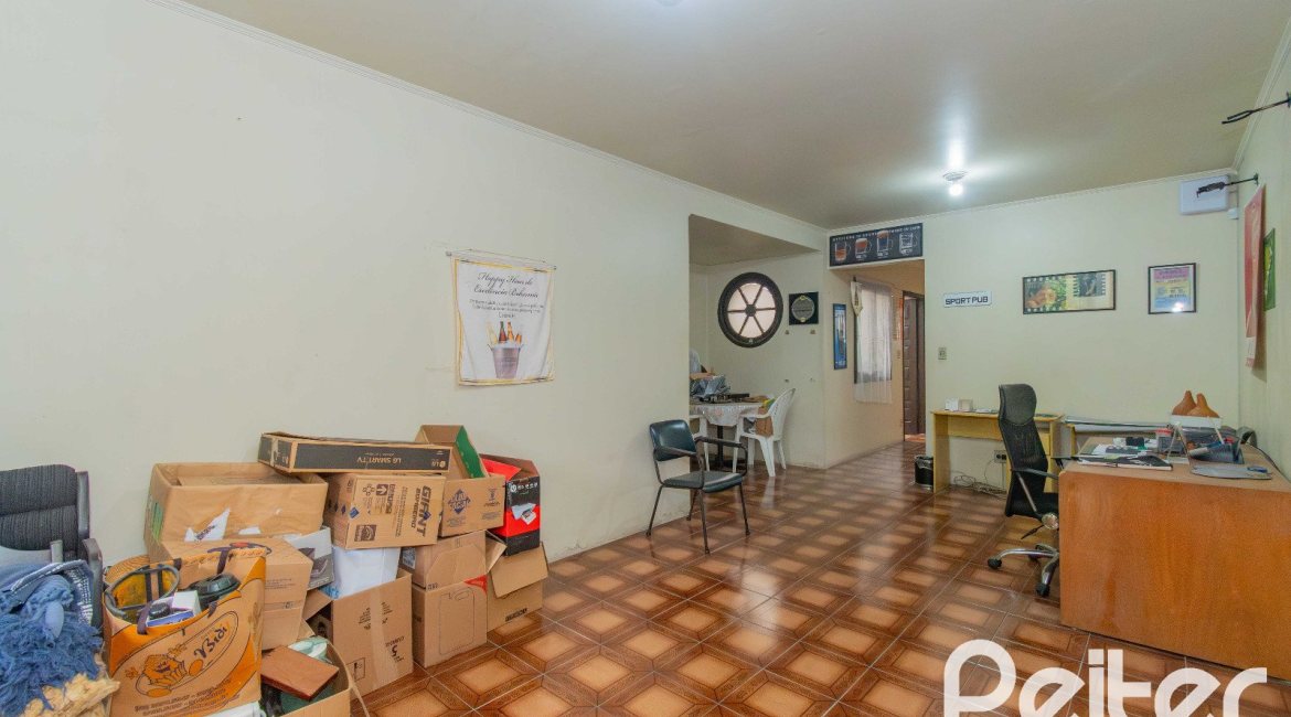 Casa à venda com 241m², 5 dormitórios, 2 suítes, 3 vagas, no bairro Tristeza em Porto Alegre