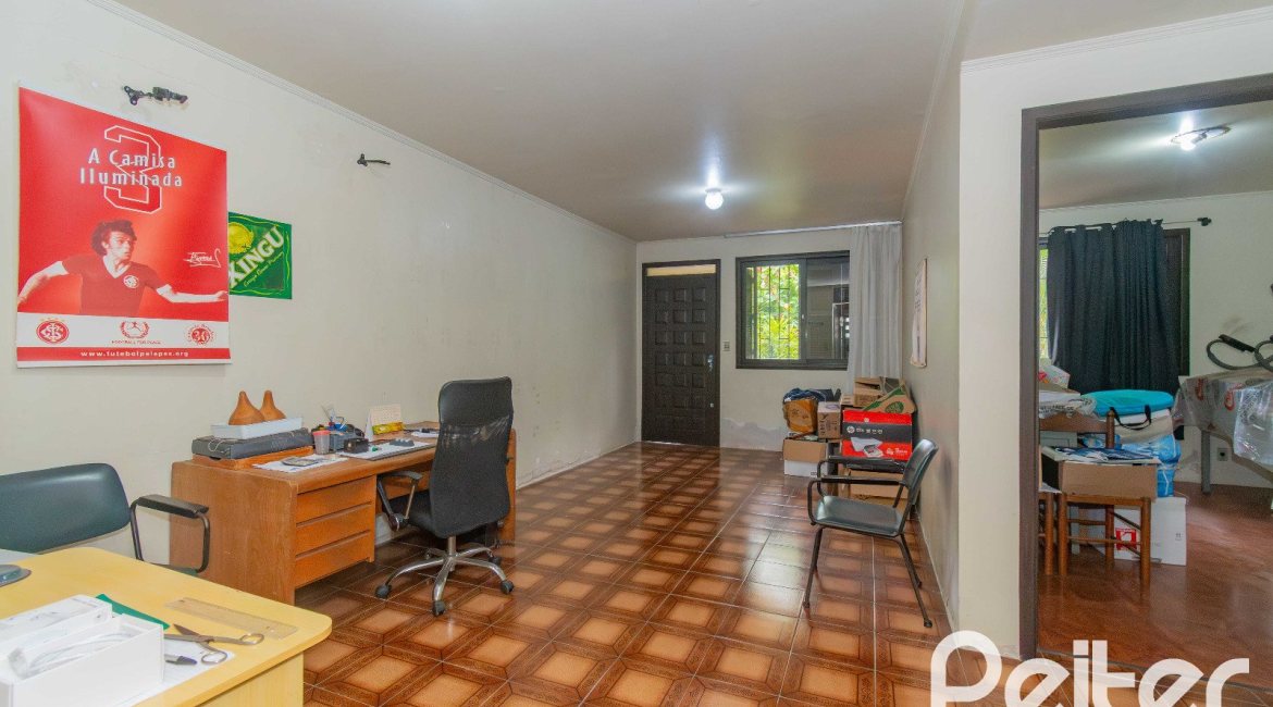 Casa à venda com 241m², 5 dormitórios, 2 suítes, 3 vagas, no bairro Tristeza em Porto Alegre