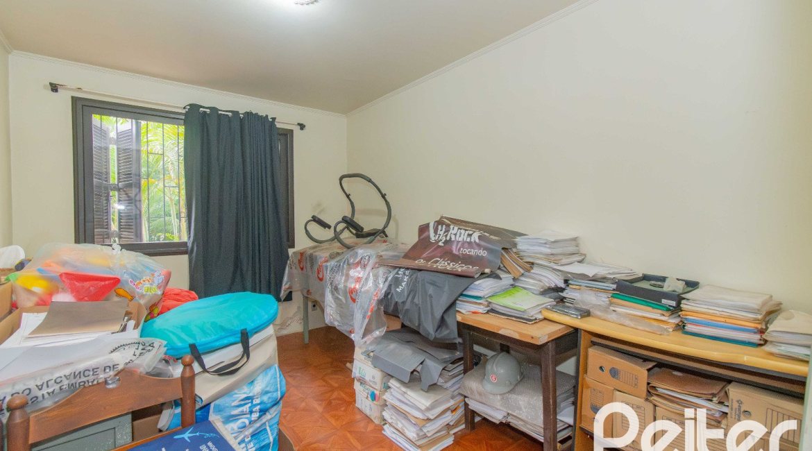 Casa à venda com 241m², 5 dormitórios, 2 suítes, 3 vagas, no bairro Tristeza em Porto Alegre